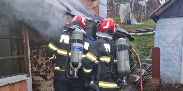 Casă mistuită de flăcări: familie cu doi copii rămasă pe drumuri