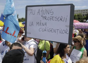 Zeci de mii de profesori protestează față de noua lege a salarizării