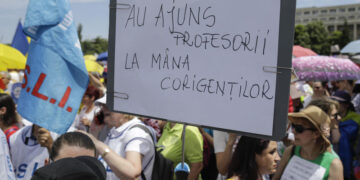 Zeci de mii de profesori protestează față de noua lege a salarizării