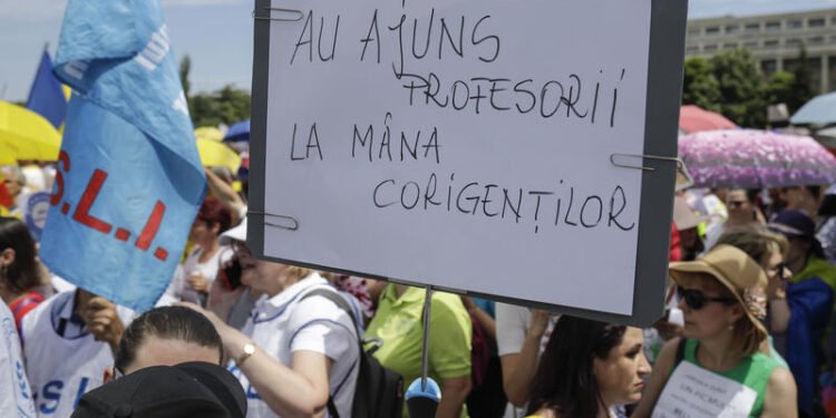 Zeci de mii de profesori protestează față de noua lege a salarizării