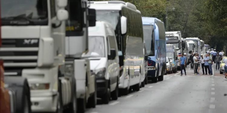 Vămile, blocate două ore. Angajații intră în grevă de avertisment
