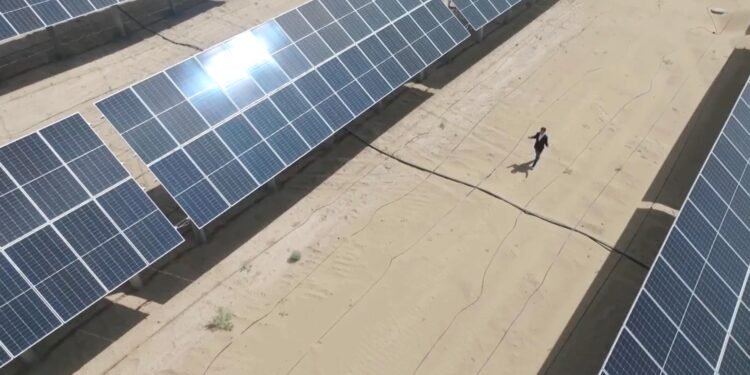 Deșertul de nisip care devine uzină de energie: China construiește cel mai mare perete solar din lume