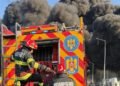 Incendiu la o hală de reparații vagoane din Pașcani. Zeci de pompieri intervin