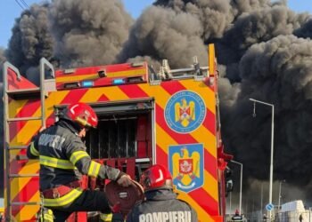 Incendiu la o hală de reparații vagoane din Pașcani. Zeci de pompieri intervin
