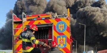 Incendiu la o hală de reparații vagoane din Pașcani. Zeci de pompieri intervin
