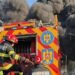 Incendiu la o hală de reparații vagoane din Pașcani. Zeci de pompieri intervin