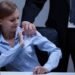 PSD s-a abținut la votul privind incriminarea hărțuirii sexuale în afara locului de muncă. USR acuză o „răzbunare politică împotriva femeilor”