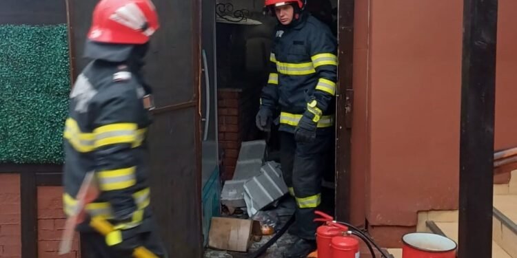 Incendiu la restaurantul Plopii fără Soț din Iași. Intervenție a pompierilor pentru stingerea focului izbucnit la subsol