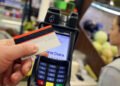 Românii strâng cureaua: cumpără mai rar, caută reduceri și aleg plata în rate pentru produse de câteva sute de lei