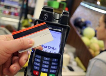 Românii strâng cureaua: cumpără mai rar, caută reduceri și aleg plata în rate pentru produse de câteva sute de lei