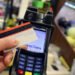 Românii strâng cureaua: cumpără mai rar, caută reduceri și aleg plata în rate pentru produse de câteva sute de lei
