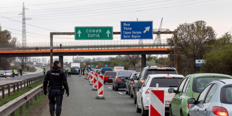 Lovitură pentru românii care merg în vacanță cu mașina. Bulgaria majorează cu 30% taxele de drum de la 1 august