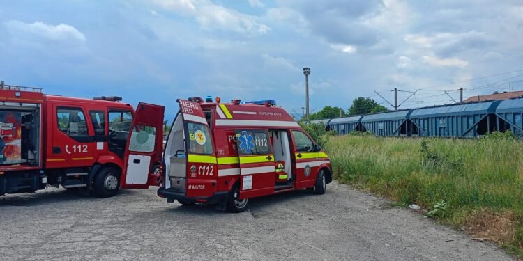 Copil electrocutat după ce s-a urcat pe un vagon din Gara Târgu Neamț