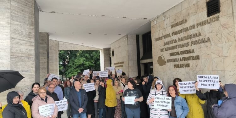 Protest total al angajaților din Ministerul de Finanțe și ANAF. Sindicatele acuză reduceri salariale de până la 4.000 de lei