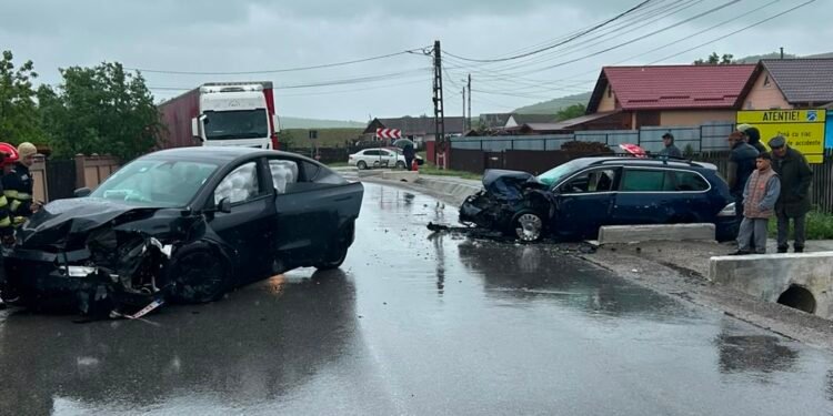 FOTO: Accident cu cinci victime la Țigănași. O persoană, încarcerată după impactul dintre două mașini