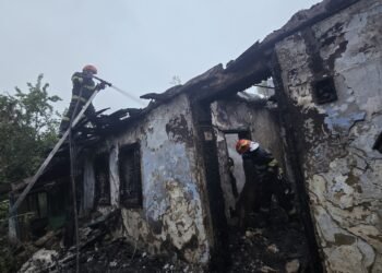 Botoșani | Două persoane din Săveni s-au salvat în ultimul moment după ce le-a luat casa foc