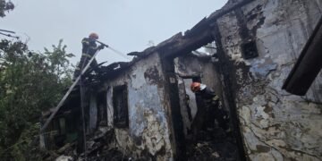 Botoșani | Două persoane din Săveni s-au salvat în ultimul moment după ce le-a luat casa foc