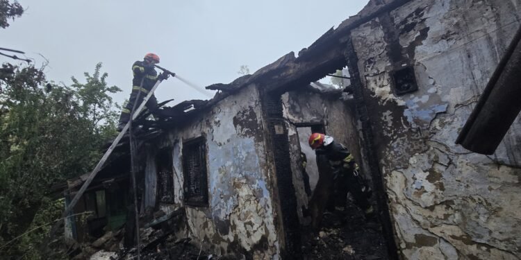 Botoșani | Două persoane din Săveni s-au salvat în ultimul moment după ce le-a luat casa foc
