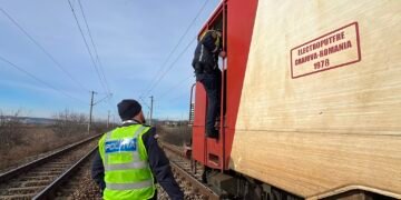 Tânăr de 18 ani, grav rănit după ce s-a urcat pe o locomotivă în stația CFR Lețcani. A suferit arsuri pe aproximativ 50% din suprafața corpului