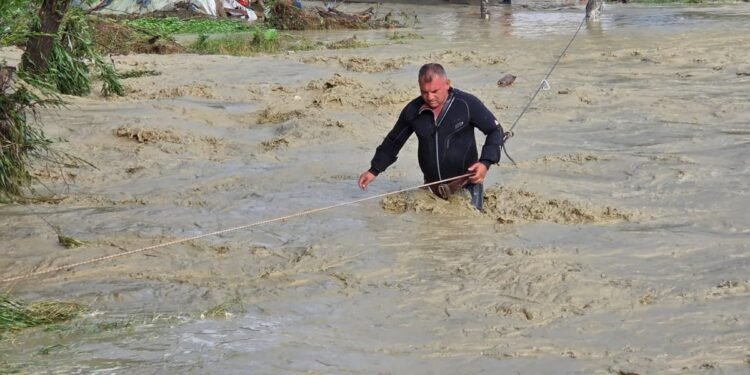 Momente dramatice în Vrancea: 10 copii și doi adulți evacuați din calea apelor