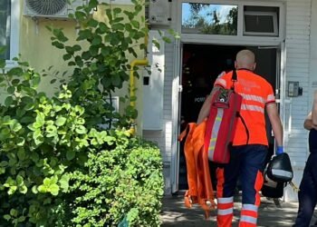Bărbat găsit căzut în baie într-un apartament din Nicolina, după ce vecinii au alertat autoritățile din cauza mirosului puternic