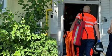 Bărbat găsit căzut în baie într-un apartament din Nicolina, după ce vecinii au alertat autoritățile din cauza mirosului puternic