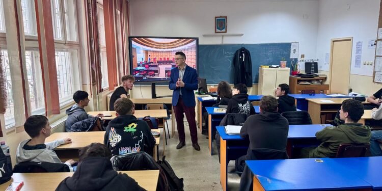 De la mecatronică la legi: Judecătorul Costică Ciocan a adus educația juridică în băncile Liceului „Carol I”