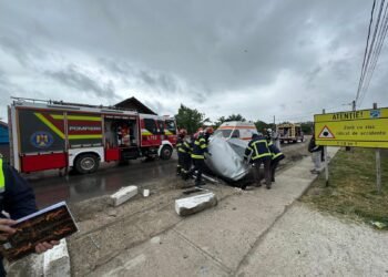 Accident grav în Țigănași: un autoturism a intrat într-un cap de pod, o persoană a rămas încarcerată