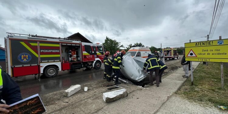 Accident grav în Țigănași: un autoturism a intrat într-un cap de pod, o persoană a rămas încarcerată