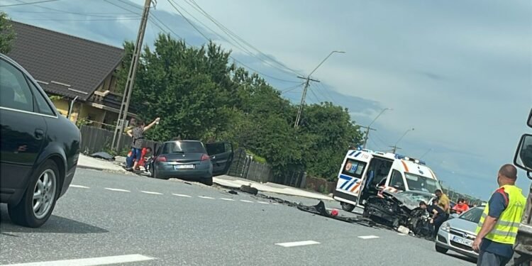 Iași | Grav accident în Budăi. Două persoane sunt încarcerate