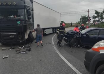Iași | Două persoane au fost rănite după producerea unui accident în Mircești între un autotren și un autoturism