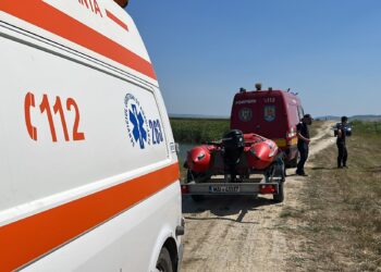 Bărbat dispărut în Lacul Izvorul Muntelui după ce a căzut dintr-o barcă. Căutările au fost reluate cu scafandri din Neamț și Iași