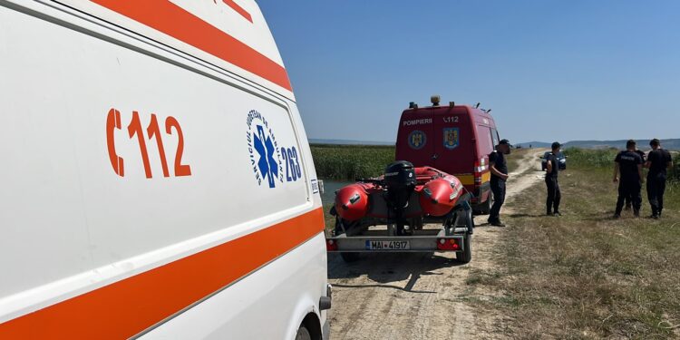 Bărbat dispărut în Lacul Izvorul Muntelui după ce a căzut dintr-o barcă. Căutările au fost reluate cu scafandri din Neamț și Iași