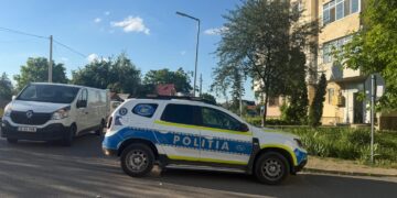 VIDEO-Poliția anchetează moartea unui bărbat descoperit fără viață într-o locuință din Podu Iloaiei