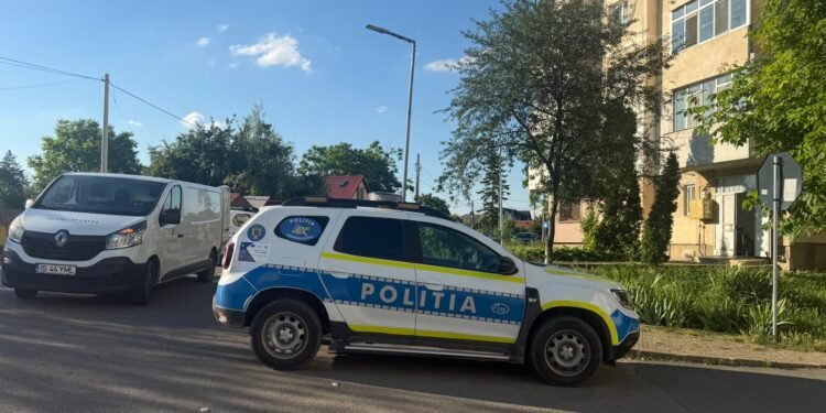 VIDEO-Poliția anchetează moartea unui bărbat descoperit fără viață într-o locuință din Podu Iloaiei