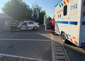 Accident între o ambulanță și un autoturism la ieșirea din Hârlău spre Iași. Șapte persoane au fost implicate
