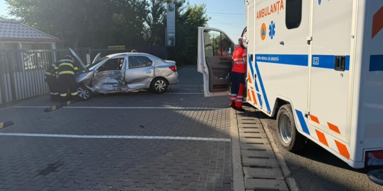 Accident între o ambulanță și un autoturism la ieșirea din Hârlău spre Iași. Șapte persoane au fost implicate
