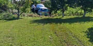 Vaslui | Trei persoane au fost rănite la Oltenești după ce au ieșit cu mașina în decor