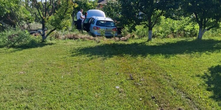 Vaslui | Trei persoane au fost rănite la Oltenești după ce au ieșit cu mașina în decor