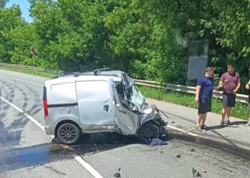 Impact devastator între un autoturism și un TIR la Răchiteni. O persoană este încarcerată
