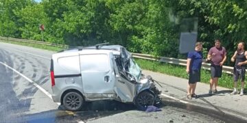 Impact devastator între un autoturism și un TIR la Răchiteni. O persoană este încarcerată