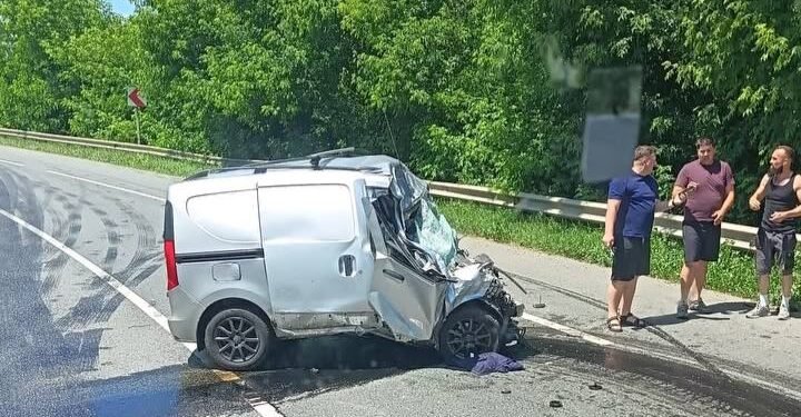 Impact devastator între un autoturism și un TIR la Răchiteni. O persoană este încarcerată
