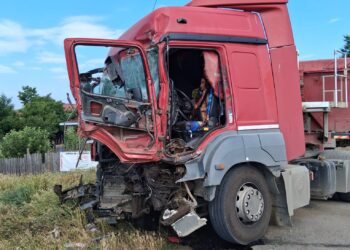 Vaslui | Accident feroviar în Tutova. Șoferul unui TIR a fost rănit