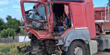 Vaslui | Accident feroviar în Tutova. Șoferul unui TIR a fost rănit