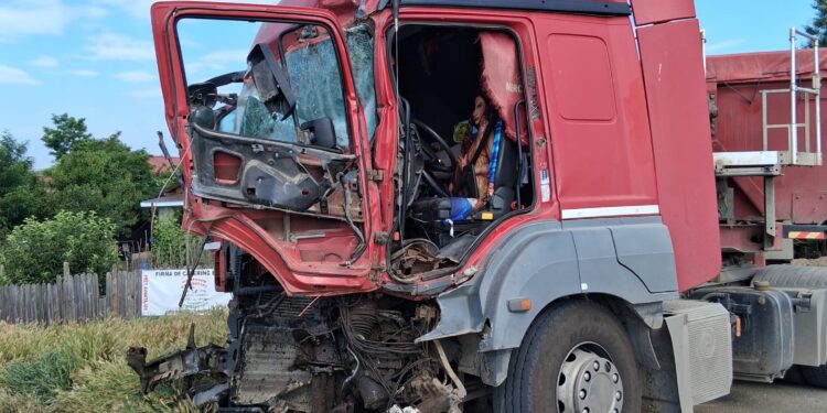 Vaslui | Accident feroviar în Tutova. Șoferul unui TIR a fost rănit