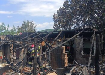 Vrancea | 3 persoane au suferit atacuri de panică după un incendiu produs la o locuință din Poiana Cristei