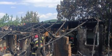 Vrancea | 3 persoane au suferit atacuri de panică după un incendiu produs la o locuință din Poiana Cristei