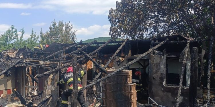 Vrancea | 3 persoane au suferit atacuri de panică după un incendiu produs la o locuință din Poiana Cristei