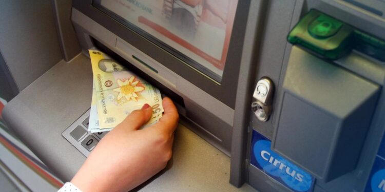 Schimbare majoră la bancomate: românii vor putea retrage exact suma dorită, indiferent de bancă