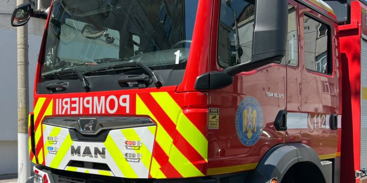 Incendiu într-un bloc din Iași. Mai multe persoane s-au autoevacuat după ce fumul a cuprins casa scării